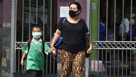 曼谷當局疲於應付引發民眾擔憂的空污危機，有毒霧霾今日迫使當局發布空前命令，關閉近450所學校。（圖／達志影像／美聯社）