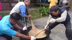香蕉油氣息撲鼻　台東永安全村動員搗年