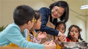 總統蔡英文與迷你廚師一起做年菜。（圖／總統府提供）