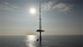 台灣第一支離岸測風塔海事工程是台廠搶食離岸風電大餅的另一個機會，與台電合作台灣第一支離岸測風塔的宏華營造表示，海事工程廠商都期盼離岸風電可以帶領台灣海洋產業升級及轉型，但國產化規則至今仍不透明、不明確，「這場球賽該如何進行？」（宏華營造提供）中央社記者林孟汝傳真  107年9月27日