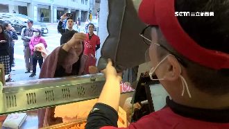 搶炸雞店限量床包　女慘遭踩踏掛彩