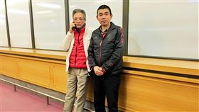 滯留機場4個多月　尋求庇護兩陸男深夜入境台灣兩名持大陸護照的男子去年9月過境台灣時，聲稱遭迫害申請政治庇護，滯留桃園機場管制區4個多月，兩人在30日飛往第三地並於深夜入境台灣，讓長達4個多月的等待有了完美結局。中央社記者吳睿騏桃園機場攝  108年1月31日