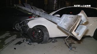 男酒駕撞斷路燈…路邊車被慘壓衰爆