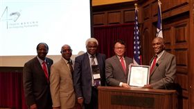 世界市長會議通過友台決議文世界市長會議創辦人福特（右）將決議文贈與邁阿密經文處處長錢冠州（左2）。（邁阿密經文處提供）中央社記者江今葉華盛頓傳真  108年1月31日