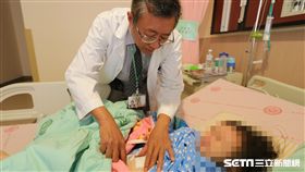 亞大醫院婦科主任陳泰昌檢查女童術後傷口。（圖／亞大醫院提供）