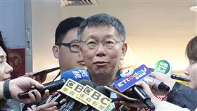 是否成立基金會　柯文哲：想3秒就忘掉媒體報導，台北市長柯文哲（中）3月訪美後將成立基金會，為組黨做準備。柯文哲29日受訪表示，曾想過籌組，只是「想一想，想3秒就忘掉了」。中央社記者梁珮綺攝　108年1月29日