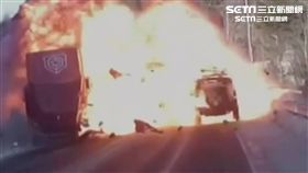 直擊! 吉普車打滑撞貨櫃車 引爆火球