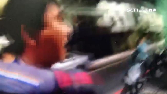 他抱住警察助友落跑…忘了自己是毒犯