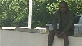 女兒把爸爸遺棄路邊，爸爸癡等10年／翻攝自臉書Poramet Misomphop