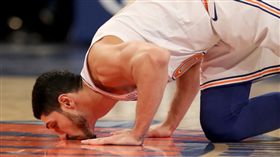 NBA／笑翻！坎特上場竟先親吻地板
NBA,紐約尼克,Enes Kanter
翻攝自推特