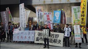 中市黎明幼兒園收到拆除通知  林金連向市府陳情台中黎明自辦重劃會與黎明幼兒園爭訟多年，最近幼兒園收到法院限期履行拆除通知，黎明幼兒園園長林金連（前）18日由多個公民團體陪同到台中市政府陳情，要求市長盧秀燕介入協調、暫緩黎明幼兒園面臨的假執行強拆。中央社記者郝雪卿攝  108年1月18日