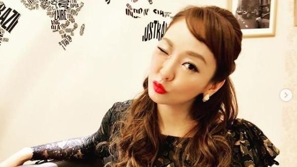炫富女星搭直升機　怕曬竟在機艙撐傘