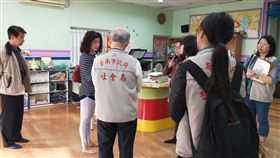 停業還非法收托　台南托嬰中心遭罰台南市社會局長黃志中30日帶隊前往歸仁區，當場查獲一家已停業的托嬰中心非法收托幼兒，依法開罰新台幣3萬元，且要求托嬰中心限期改善。（台南市社會局提供）中央社記者張榮祥台南傳真　108年1月30日