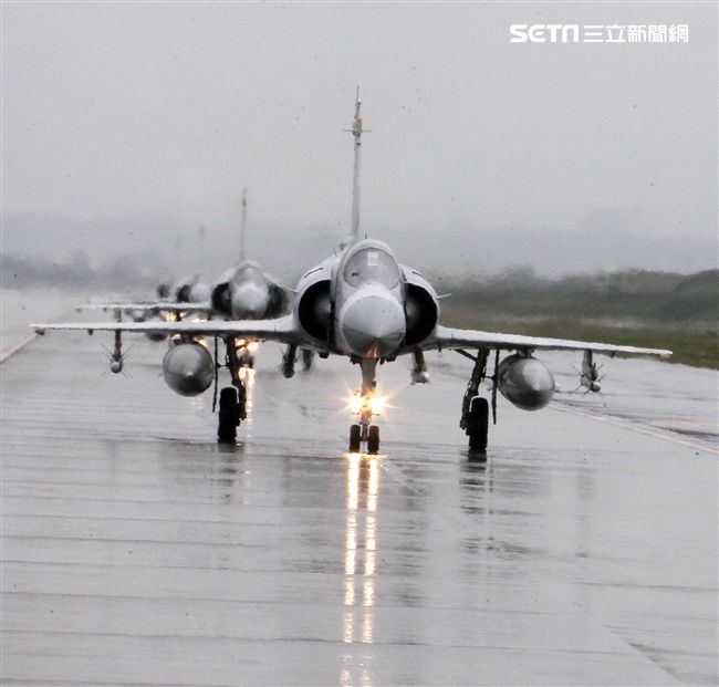 空軍健兒在春節期間全天候無論地勤弟兄還是飛官隨時戰備，在台海領空捍衛台灣領空，讓國人過著快樂的過年。（記者邱榮吉/攝影）