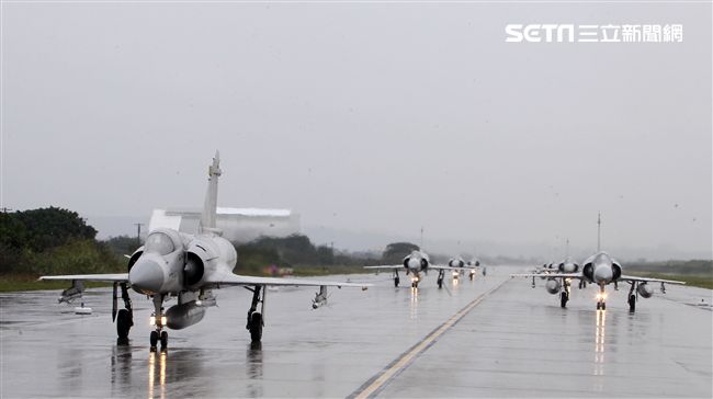 空軍健兒在春節期間全天候無論地勤弟兄還是飛官隨時戰備，在台海領空捍衛台灣領空，讓國人過著快樂的過年。（記者邱榮吉/攝影）