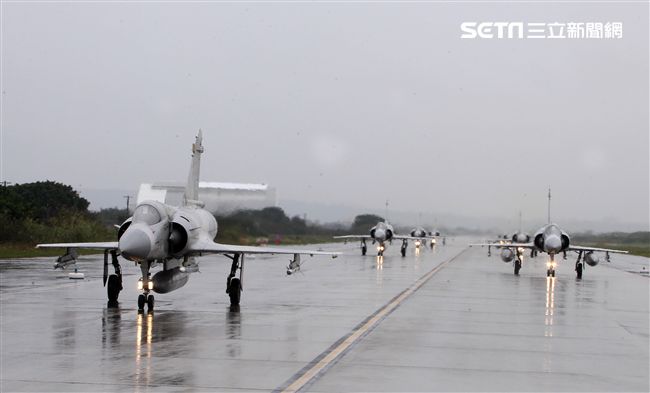 空軍健兒在春節期間全天候無論地勤弟兄還是飛官隨時戰備，在台海領空捍衛台灣領空，讓國人過著快樂的過年。（記者邱榮吉/攝影）