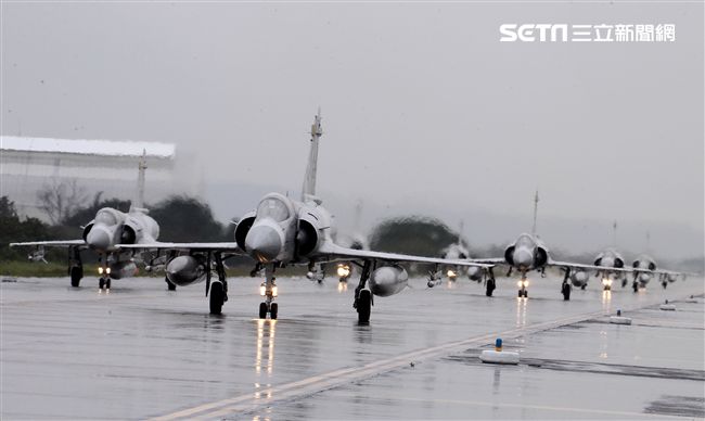 空軍健兒在春節期間全天候無論地勤弟兄還是飛官隨時戰備，在台海領空捍衛台灣領空，讓國人過著快樂的過年。（記者邱榮吉/攝影）