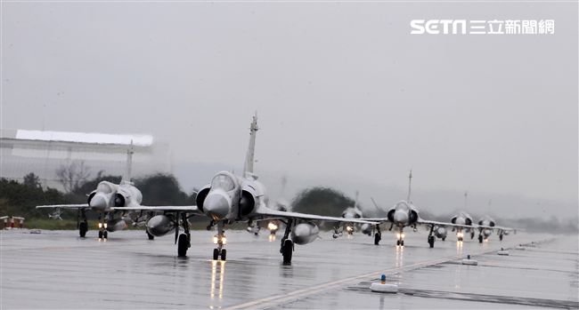 空軍健兒在春節期間全天候無論地勤弟兄還是飛官隨時戰備，在台海領空捍衛台灣領空，讓國人過著快樂的過年。（記者邱榮吉/攝影）