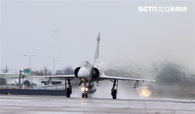 空軍健兒在春節期間全天候無論地勤弟兄還是飛官隨時戰備，在台海領空捍衛台灣領空，讓國人過著快樂的過年。（記者邱榮吉/攝影）