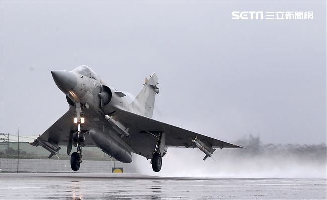 空軍健兒在春節期間全天候無論地勤弟兄還是飛官隨時戰備，在台海領空捍衛台灣領空，讓國人過著快樂的過年。（記者邱榮吉/攝影）