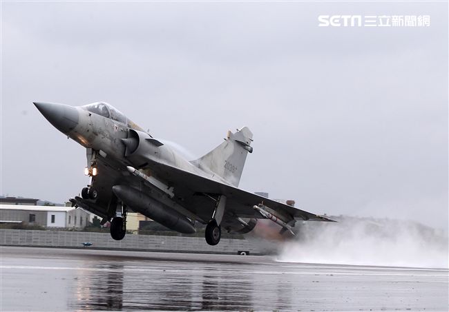 空軍健兒在春節期間全天候無論地勤弟兄還是飛官隨時戰備，在台海領空捍衛台灣領空，讓國人過著快樂的過年。（記者邱榮吉/攝影）