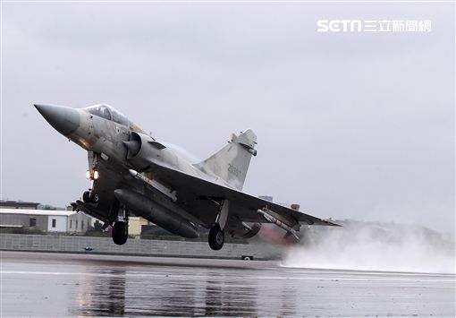 空軍健兒在春節期間全天候無論地勤弟兄還是飛官隨時戰備，在台海領空捍衛台灣領空，讓國人過著快樂的過年。（記者邱榮吉/攝影）