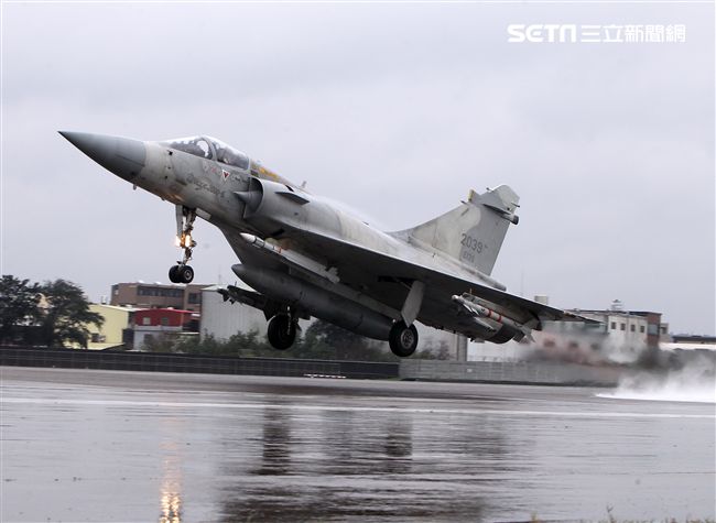 空軍健兒在春節期間全天候無論地勤弟兄還是飛官隨時戰備，在台海領空捍衛台灣領空，讓國人過著快樂的過年。（記者邱榮吉/攝影）