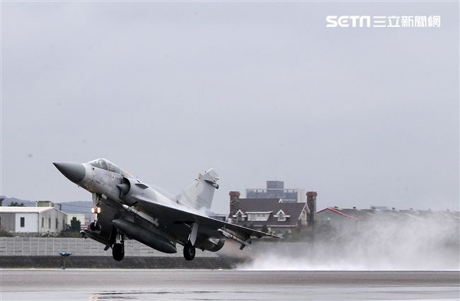 空軍健兒在春節期間全天候無論地勤弟兄還是飛官隨時戰備，在台海領空捍衛台灣領空，讓國人過著快樂的過年。（記者邱榮吉/攝影）