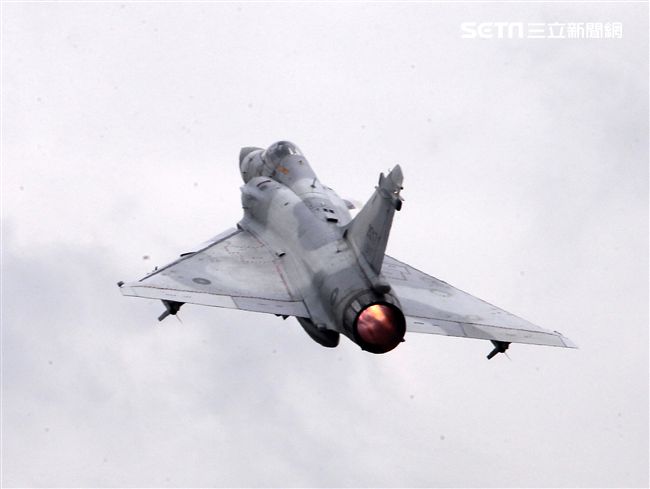 空軍健兒在春節期間全天候無論地勤弟兄還是飛官隨時戰備，在台海領空捍衛台灣領空，讓國人過著快樂的過年。（記者邱榮吉/攝影）