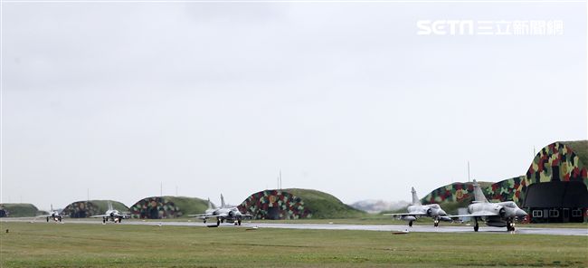 空軍健兒在春節期間全天候無論地勤弟兄還是飛官隨時戰備，在台海領空捍衛台灣領空，讓國人過著快樂的過年。（記者邱榮吉/攝影）