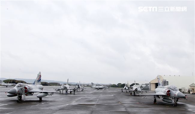 空軍健兒在春節期間全天候無論地勤弟兄還是飛官隨時戰備，在台海領空捍衛台灣領空，讓國人過著快樂的過年。（記者邱榮吉/攝影）