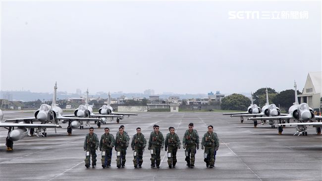 空軍健兒在春節期間全天候無論地勤弟兄還是飛官隨時戰備，在台海領空捍衛台灣領空，讓國人過著快樂的過年。（記者邱榮吉/攝影）