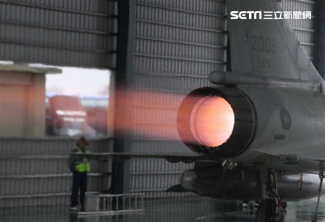 空軍健兒在春節期間全天候無論地勤弟兄還是飛官隨時戰備，在台海領空捍衛台灣領空，讓國人過著快樂的過年。（記者邱榮吉/攝影）