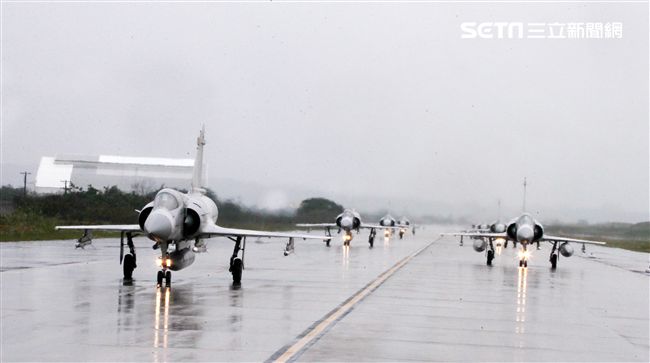 空軍健兒在春節期間全天候無論地勤弟兄還是飛官隨時戰備，在台海領空捍衛台灣領空，讓國人過著快樂的過年。（記者邱榮吉/攝影）