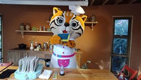 花博吉祥物虎媽分享年節掃除小撇步農曆新年將至，家家戶戶都陸續開始大掃除，準備迎接新氣象，台中花博后里森林園區內的四口之家也應景打掃，石虎家族吉祥物「虎媽」更現身示範整理小撇步。中央社記者趙麗妍攝　108年1月30日