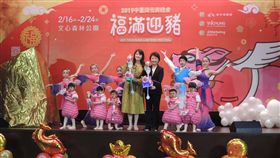中台灣元宵燈會　打造御天飛行豬主燈2019中台灣元宵燈會將從2月16日到24日在台中文心森林公園登場，台中市長盧秀燕（前右3）30日與小朋友一起主燈「御天飛行豬」以及限量「飛天豬小提燈」。中央社記者郝雪卿攝　108年1月30日
