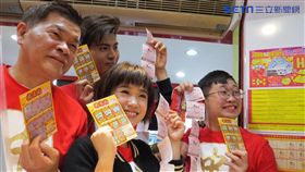 ▲賀歲強檔「大三元」主要演員為台灣彩券春節加碼活動站台宣傳。（圖／記者林辰彥攝影）