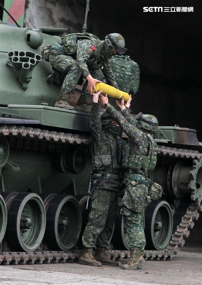 春節是國人最重要的傳統節慶，陸軍春節期間將持恆精實備戰訓練，「反擊部隊再戰整備」，操演課目包含「防空疏散、油彈整補暨命令下達、部隊機動、野戰搶修」等項。（記者邱榮吉/台中拍攝）