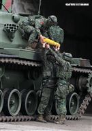 春節是國人最重要的傳統節慶，陸軍春節期間將持恆精實備戰訓練，「反擊部隊再戰整備」，操演課目包含「防空疏散、油彈整補暨命令下達、部隊機動、野戰搶修」等項。（記者邱榮吉/台中拍攝）