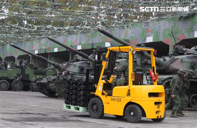 春節是國人最重要的傳統節慶，陸軍春節期間將持恆精實備戰訓練，「反擊部隊再戰整備」，操演課目包含「防空疏散、油彈整補暨命令下達、部隊機動、野戰搶修」等項。（記者邱榮吉/台中拍攝）