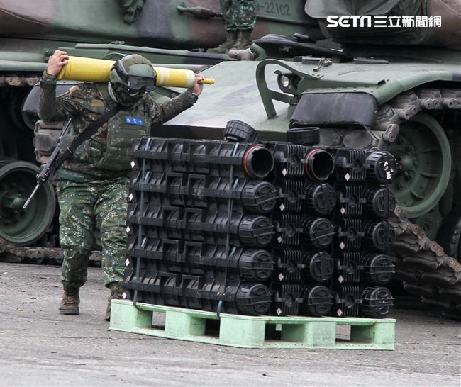 春節是國人最重要的傳統節慶，陸軍春節期間將持恆精實備戰訓練，「反擊部隊再戰整備」，操演課目包含「防空疏散、油彈整補暨命令下達、部隊機動、野戰搶修」等項。（記者邱榮吉/台中拍攝）