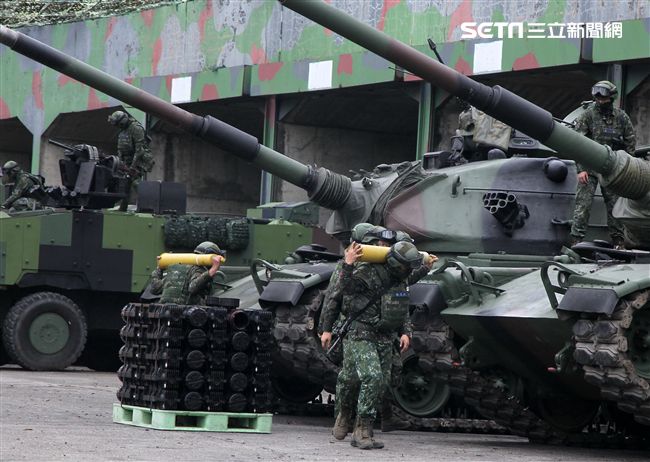 春節是國人最重要的傳統節慶，陸軍春節期間將持恆精實備戰訓練，「反擊部隊再戰整備」，操演課目包含「防空疏散、油彈整補暨命令下達、部隊機動、野戰搶修」等項。（記者邱榮吉/台中拍攝）