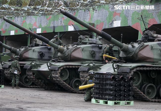 春節是國人最重要的傳統節慶，陸軍春節期間將持恆精實備戰訓練，「反擊部隊再戰整備」，操演課目包含「防空疏散、油彈整補暨命令下達、部隊機動、野戰搶修」等項。（記者邱榮吉/台中拍攝）