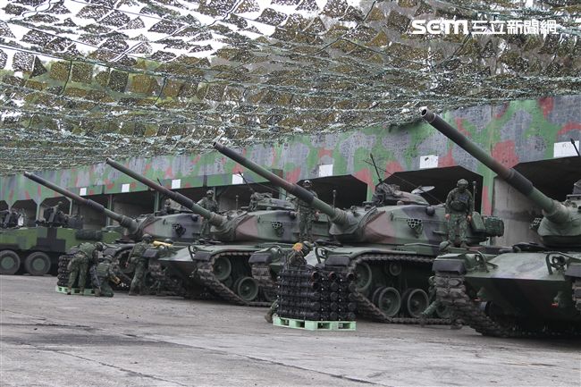 春節是國人最重要的傳統節慶，陸軍春節期間將持恆精實備戰訓練，「反擊部隊再戰整備」，操演課目包含「防空疏散、油彈整補暨命令下達、部隊機動、野戰搶修」等項。（記者邱榮吉/台中拍攝）