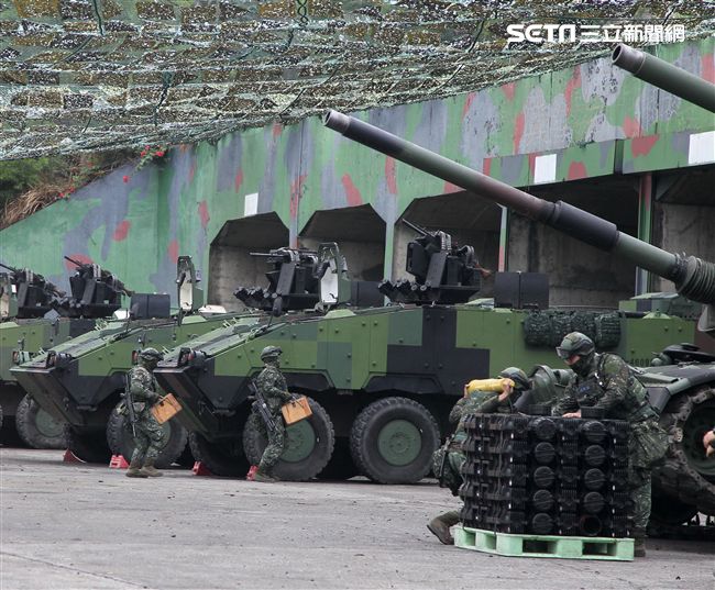 春節是國人最重要的傳統節慶，陸軍春節期間將持恆精實備戰訓練，「反擊部隊再戰整備」，操演課目包含「防空疏散、油彈整補暨命令下達、部隊機動、野戰搶修」等項。（記者邱榮吉/台中拍攝）