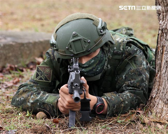 春節是國人最重要的傳統節慶，陸軍春節期間將持恆精實備戰訓練，「反擊部隊再戰整備」，操演課目包含「防空疏散、油彈整補暨命令下達、部隊機動、野戰搶修」等項。（記者邱榮吉/台中拍攝）