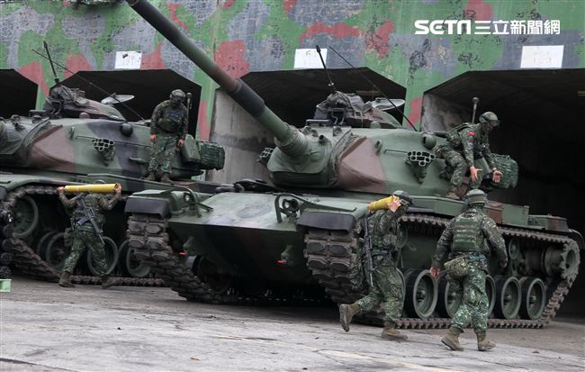 春節是國人最重要的傳統節慶，陸軍春節期間將持恆精實備戰訓練，「反擊部隊再戰整備」，操演課目包含「防空疏散、油彈整補暨命令下達、部隊機動、野戰搶修」等項。（記者邱榮吉/台中拍攝）