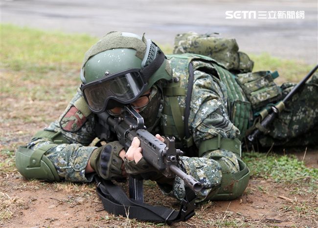春節是國人最重要的傳統節慶，陸軍春節期間將持恆精實備戰訓練，「反擊部隊再戰整備」，操演課目包含「防空疏散、油彈整補暨命令下達、部隊機動、野戰搶修」等項。（記者邱榮吉/台中拍攝）