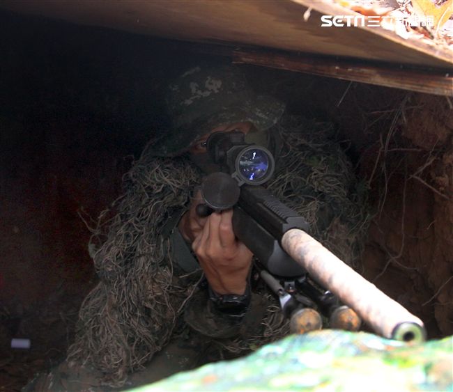 春節是國人最重要的傳統節慶，陸軍春節期間將持恆精實備戰訓練，「反擊部隊再戰整備」，操演課目包含「防空疏散、油彈整補暨命令下達、部隊機動、野戰搶修」等項。（記者邱榮吉/台中拍攝）