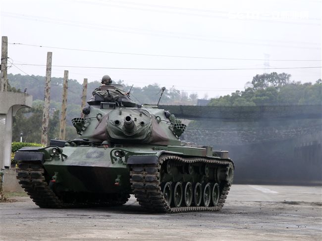 春節是國人最重要的傳統節慶，陸軍春節期間將持恆精實備戰訓練，「反擊部隊再戰整備」，操演課目包含「防空疏散、油彈整補暨命令下達、部隊機動、野戰搶修」等項。（記者邱榮吉/台中拍攝）